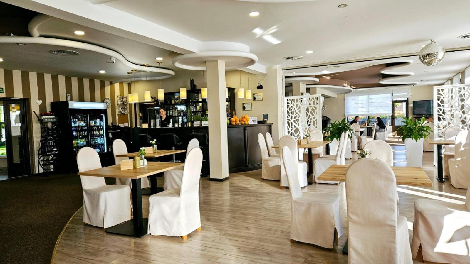 Hotel Ossowski Сважендз Экстерьер фото