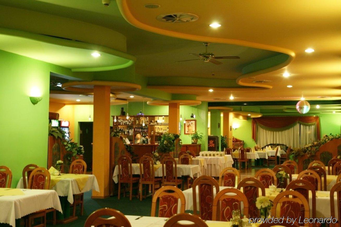 Hotel Ossowski Сважендз Ресторан фото