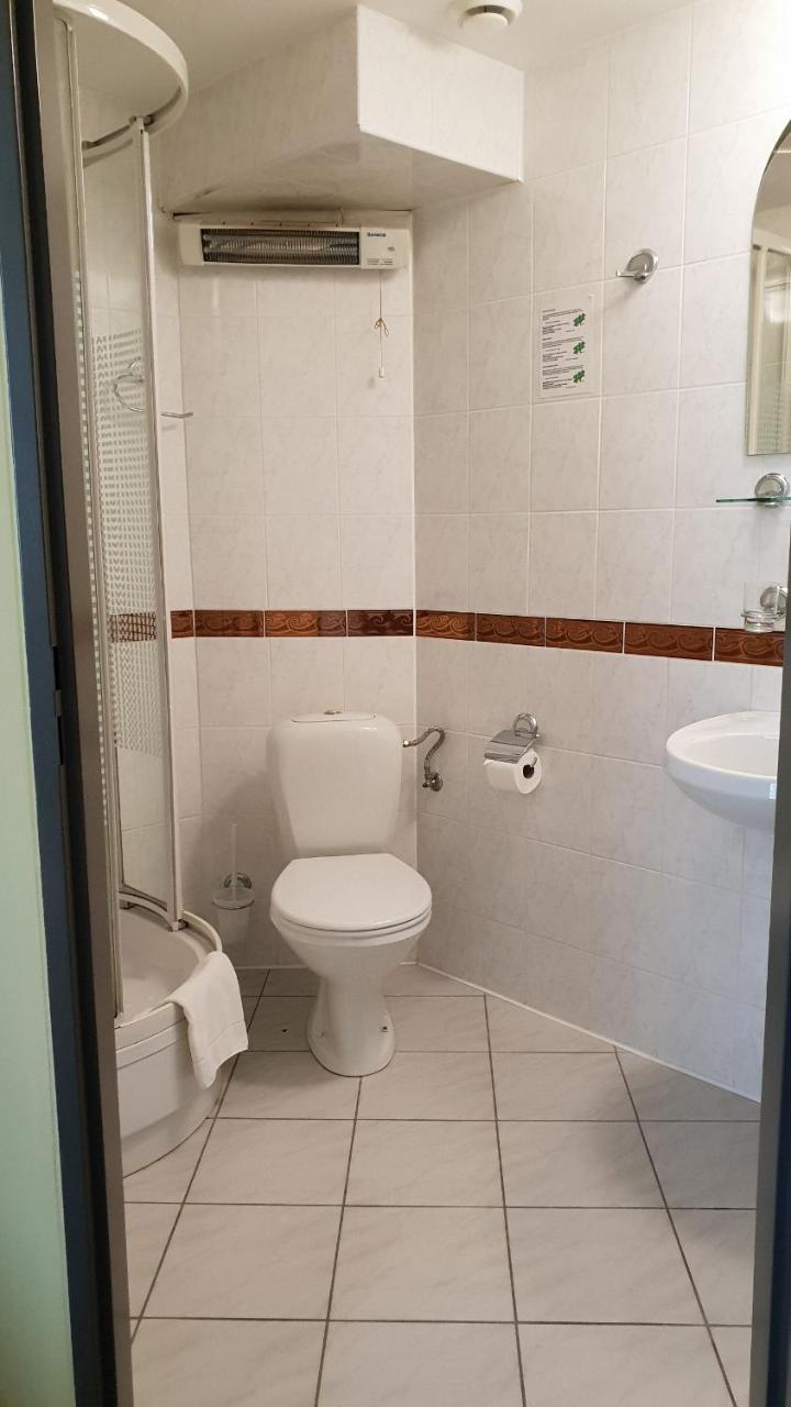 Hotel Ossowski Сважендз Экстерьер фото