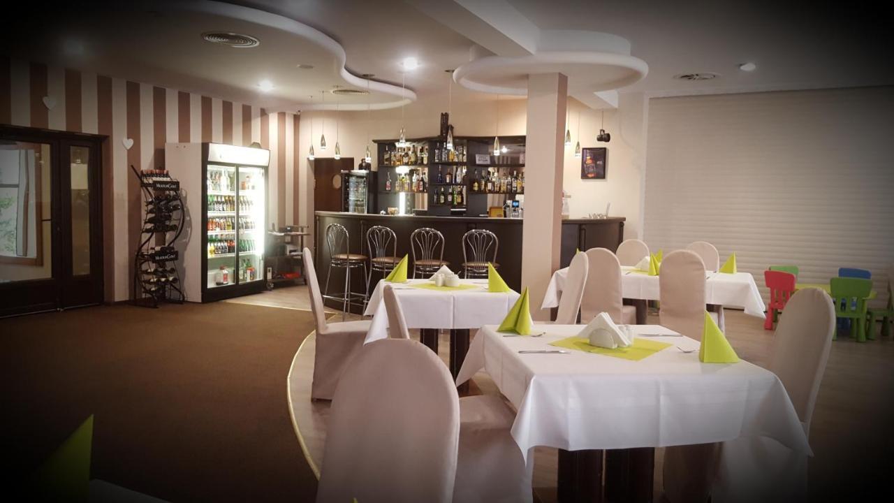 Hotel Ossowski Сважендз Экстерьер фото