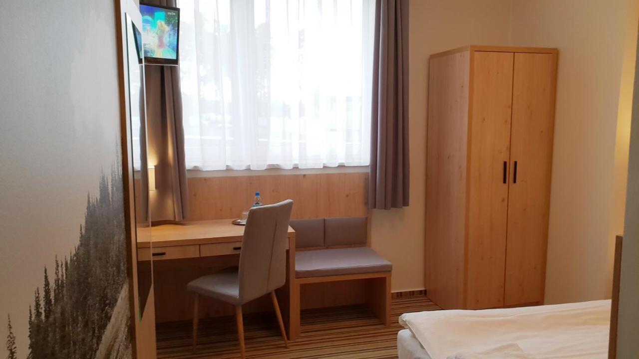 Hotel Ossowski Сважендз Экстерьер фото